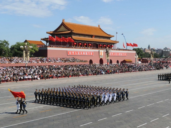 70周年阅兵最开始走的列队，展现国家力量与荣耀，阅兵盛典揭幕，国家力量与荣耀的壮丽展示