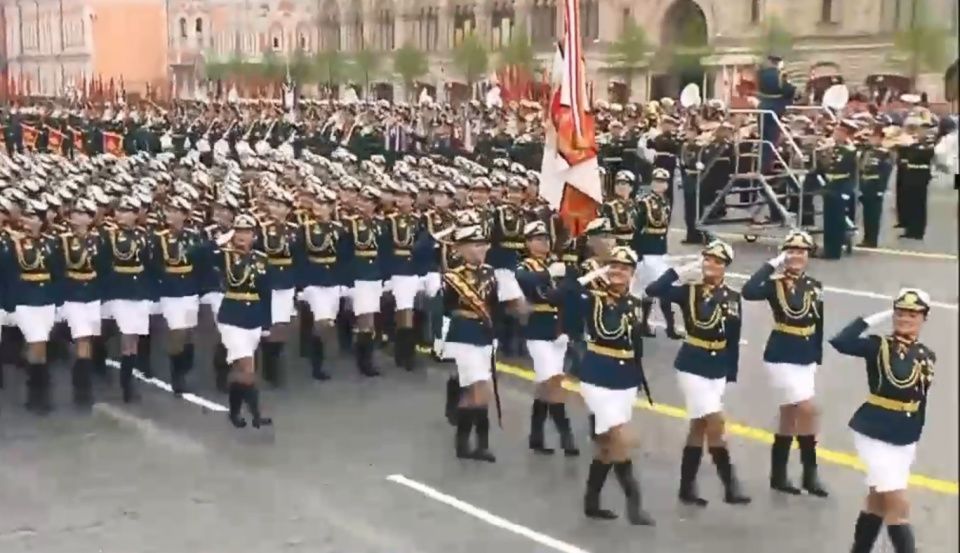 荣耀之花，在女兵方队中绽放的美丽——记那位最漂亮的女兵，荣耀之花盛开女兵方队——记那位最美丽的女兵风采