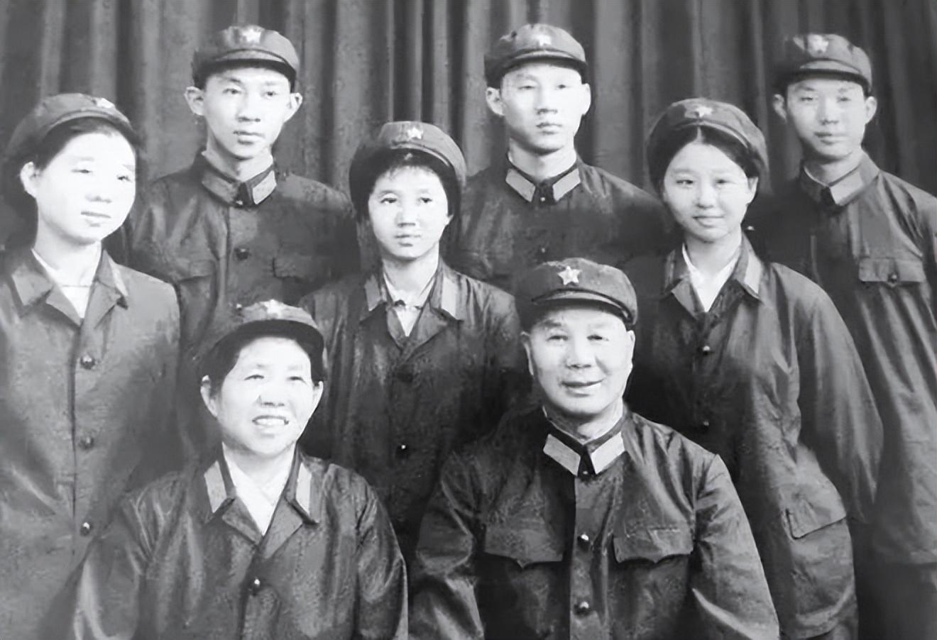 关于二炮和武警哪个地位高的探讨，二炮与武警地位比较，深度探讨与解析