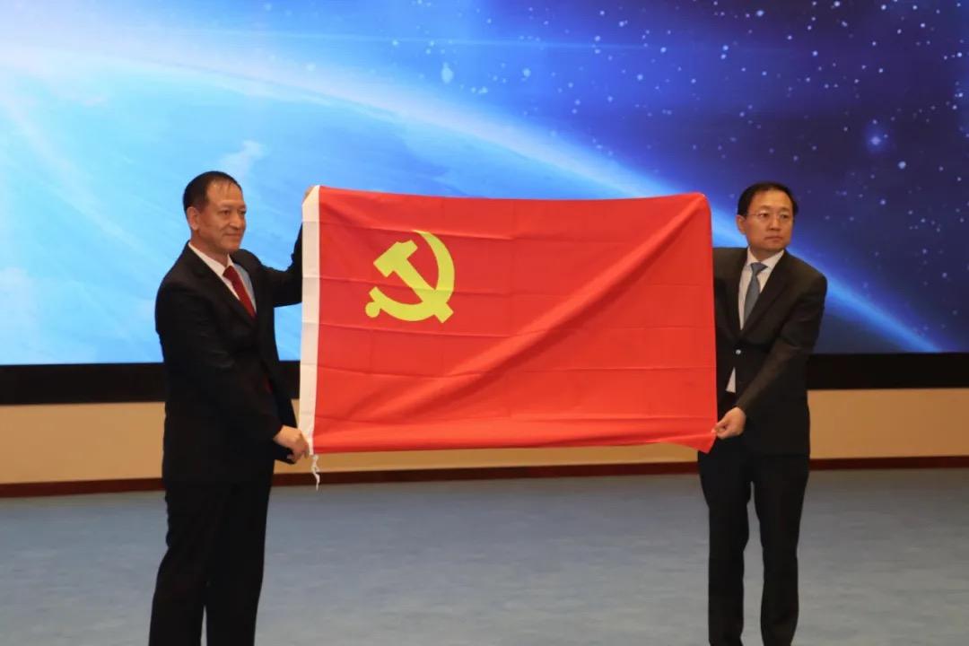 鞠新春，一个名字背后的奋斗与担当，鞠新春，奋斗与担当的诠释