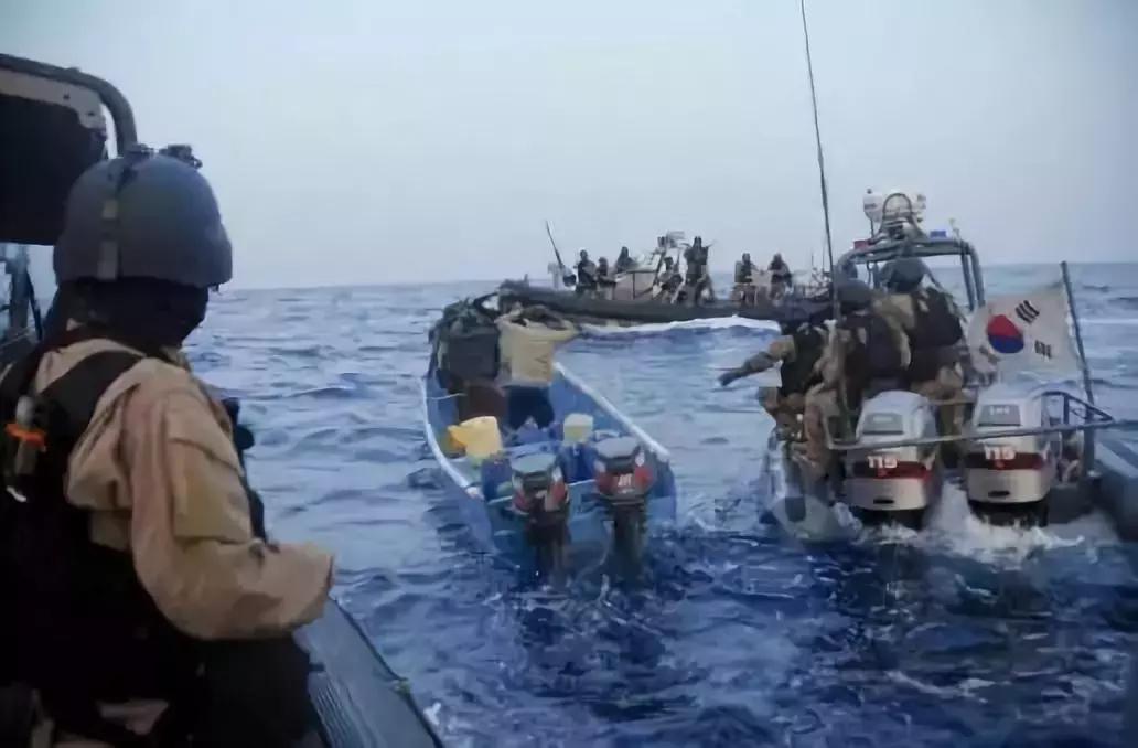 海盗围攻中国海军，历史与现实中的挑战与应对，海盗围攻中国海军，历史与现实的挑战及应对策略