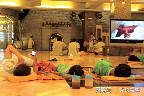 女子在洗浴中心偷拍被拘，探究事件背后的法律与道德边界，女子洗浴中心偷拍行为揭秘，法律与道德边界的探究及其后果