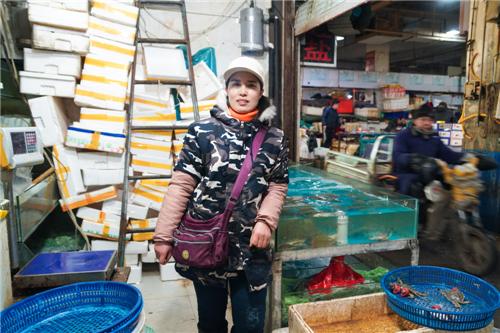 华南海鲜市场女老板照片背后的故事，华南海鲜市场女老板背后的故事揭秘