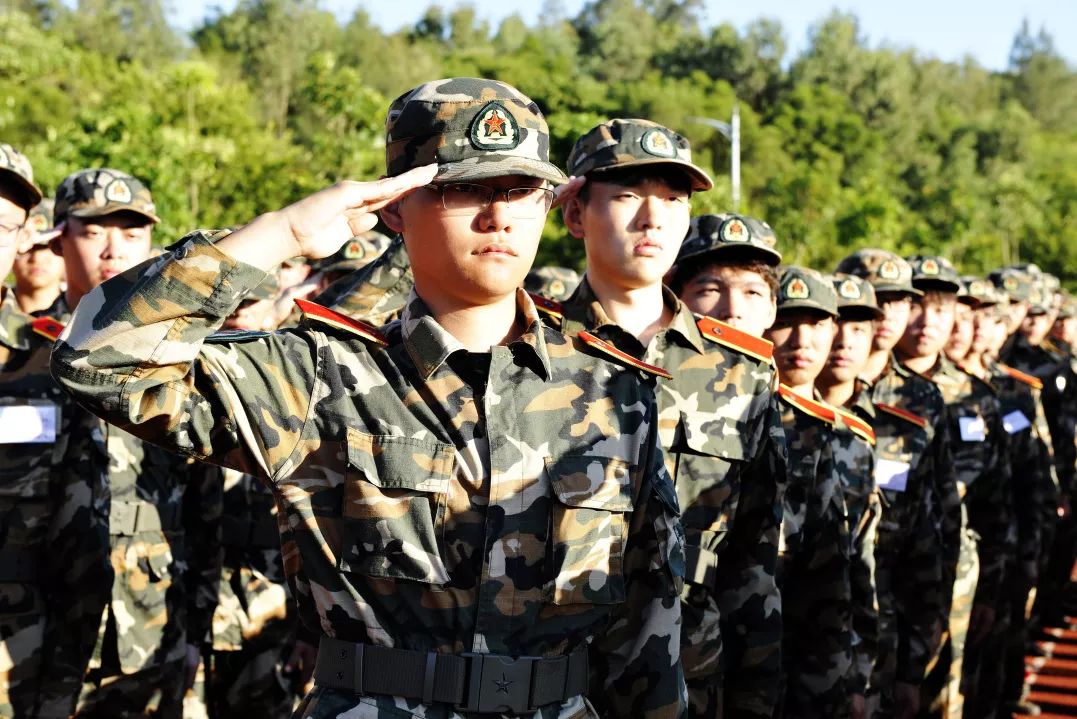 空降兵第十五军尖子连队，英勇无畏的精英力量，空降兵第十五军尖子连队，英勇精英力量展现无畏斗志