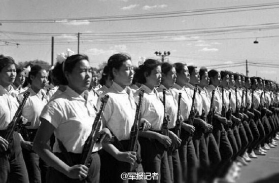 纪念荣光，回望历史中的一抹飒爽英姿——记中国军队中的84年女兵方阵，纪念荣光，中国军队中的84年女兵方阵——飒爽英姿的回望