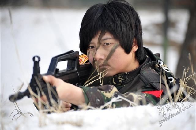 中国女特种兵与文职身份的探索，中国女特种兵与文职身份的双重探索