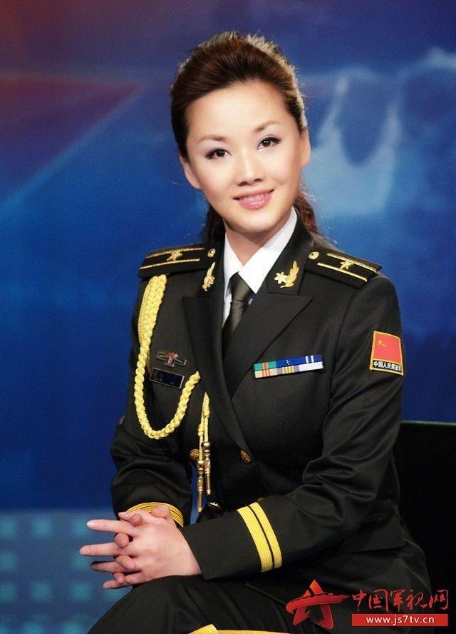 中央七套军事节目主持人，传递军事信息的声音力量，中央七套军事节目主持人，传递军事信息的权威声音