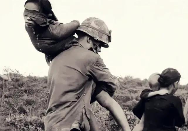漂亮女兵军人照片图片，展现新时代巾帼英雄的风采，新时代巾帼英雄风采，漂亮女兵军人照片图片展
