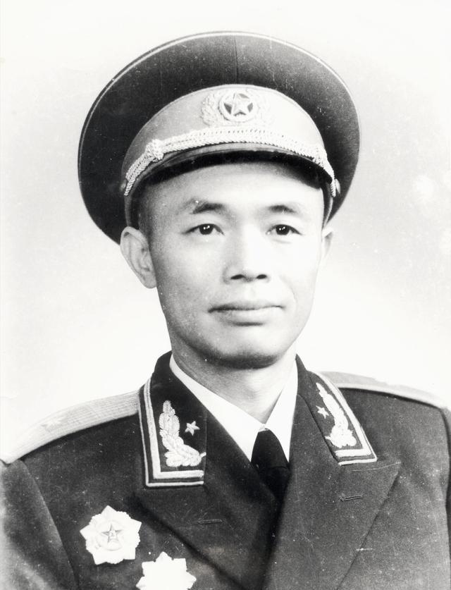 钟伟少将，铁骨铮铮的军中楷模，钟伟少将，军中楷模，铁骨铮铮的传奇人物