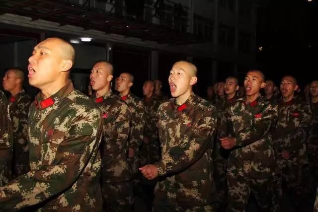 消防老兵与新兵之间的挑战与成长，消防老兵与新兵的成长挑战之路