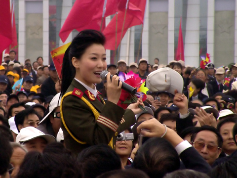 2009国庆阅兵主持人——展现国家风采的声音，2009国庆阅兵主持人，展现国家声音与风采
