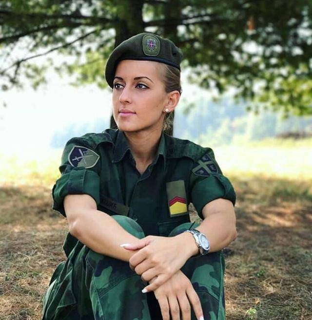 美女诱惑士兵，战争与文化中的复杂交织，战争与文化交织下的美女诱惑士兵现象