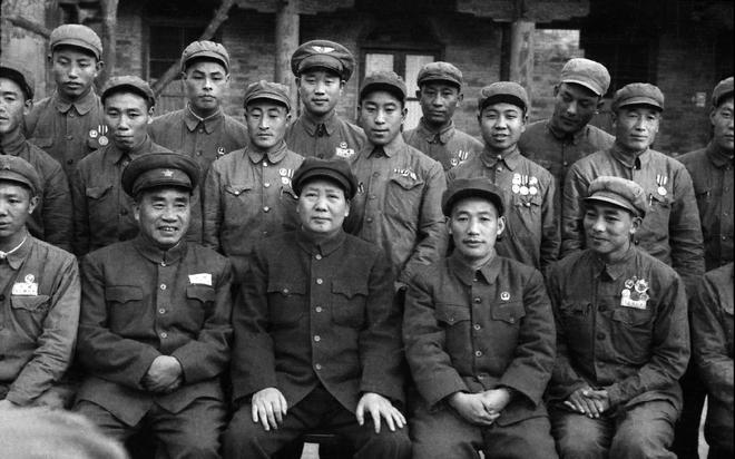中国人民志愿军的意志，不屈不挠，英勇无畏，中国人民志愿军，意志坚定，英勇无畏