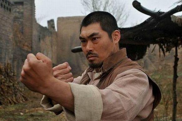 从裤子里拿出一个手榴弹，战争、恐惧与误解的交织，战争、恐惧与误解，手榴弹揭示的复杂情感纠葛
