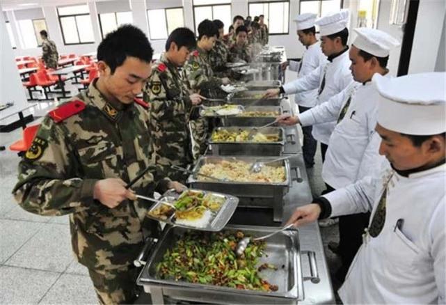 老兵打新兵图片，反思与探讨，老兵打新兵现象，深度反思与探讨