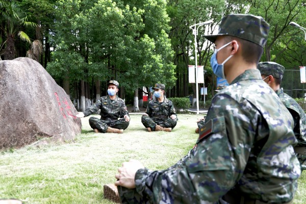探索新一代军服，关于21式武警迷彩大衣的深入解析与图片展示，深入解析与图片展示，新一代军服探索——21式武警迷彩大衣亮相揭秘