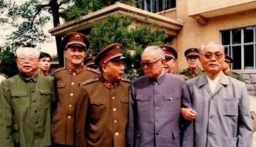 中国女兵照片集体敬礼，坚韧与荣耀的象征，中国女兵集体敬礼照片，坚韧与荣耀的展现
