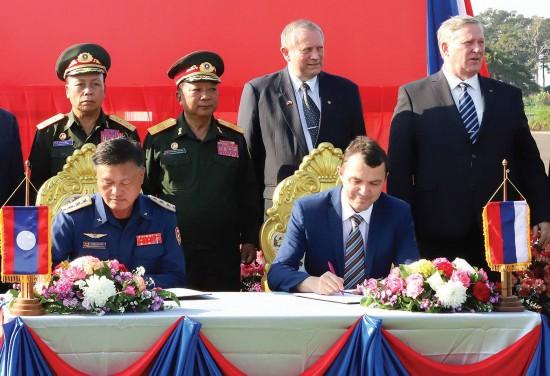 教练机10与雅克-130，空中领航者的对比解析，教练机10与雅克-130，空中领航者的深度对比解析