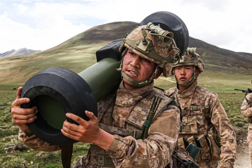 新兵连普通人能扛下来吗？探究新兵训练的艰辛与挑战，新兵训练的艰辛与挑战，普通人能否成功完成新兵连训练？