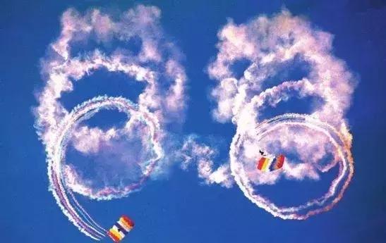 空军第十二批女飞行学员完成首次跳伞，突破天际的勇敢之翼，空军第十二批女飞行学员完成首次跳伞，勇敢之翼翱翔天际