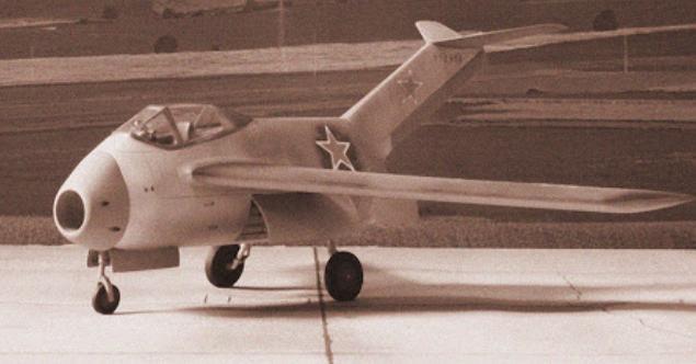 Me262战斗机与米格-9战斗机的对决，空中霸主之争，Me262与米格-9空中霸主之争，战斗机对决揭秘